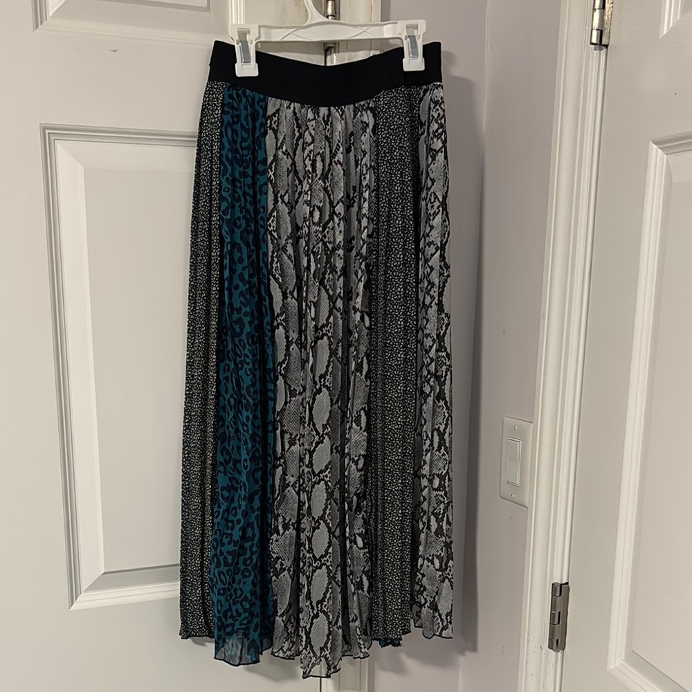 Elegant Black and Gray Pleated Skirt